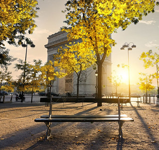 日落时在巴黎的ArcdeTriomphe图片