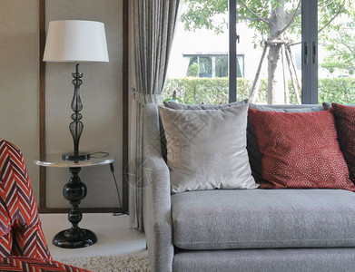 现代客厅设计沙发配有红色枕头图片