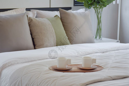 卧室床上摆放木制茶叶盘图片