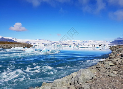 冰岛川环礁湖山的景象图片