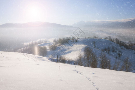 冬季山雪图片