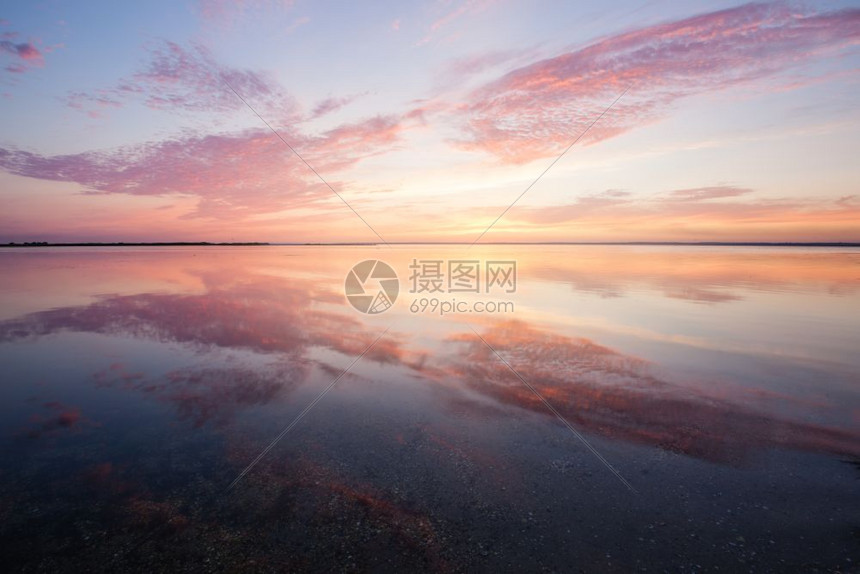 海洋水面上多彩的美丽云日落图片