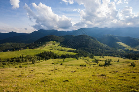 夏季阳光明媚的山区农村景观全图片