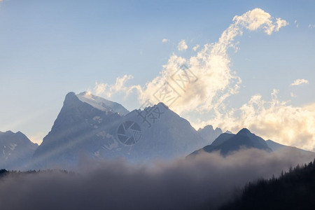 日落时高岩峰山脊意大利阿尔卑斯山多洛米特图片