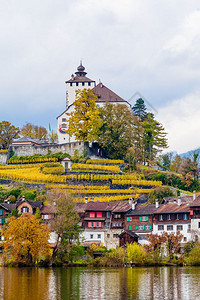 瑞士美丽的阿尔卑斯山风景秋天有教堂和典型的瑞士住房图片