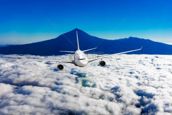 飞机在蓝云天空中飞行机在天行图片