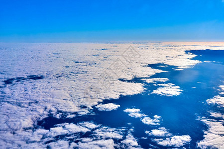 从飞机上看见的云和蓝天图片