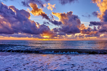 日落在海洋上滩天空美丽日落在阳光下图片