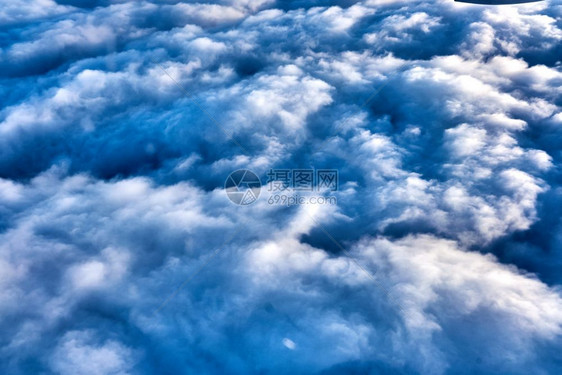 从飞机窗口外看到的蓝天白云图片