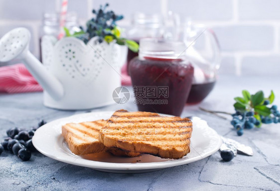 早餐的烤面包和蓝莓果酱图片
