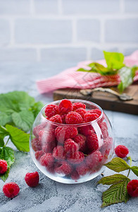 玻璃和桌子上新鲜的草莓图片