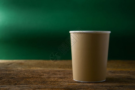 木制桌上的纸咖啡杯图片