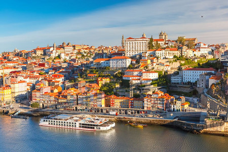 葡萄牙波尔图里贝拉和杜罗河的老城多图片