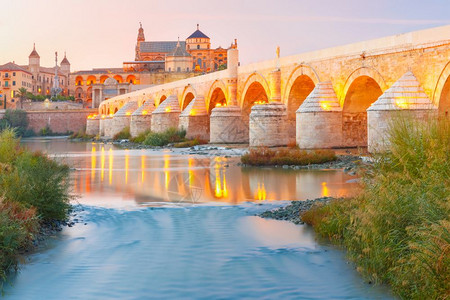 西班牙科尔多瓦的梅兹基塔和罗马桥西班牙科尔多瓦的梅兹基塔大清真寺科尔多瓦大教堂有镜像反射和罗马桥在西班牙科尔多瓦的Guadalq图片