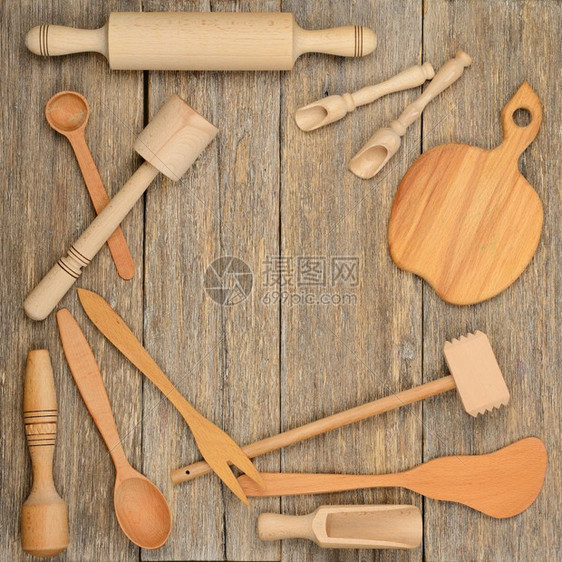 由木板制成的桌上厨房木制用具勺板叉虫图片