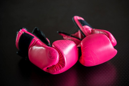 粉色拳击手套背景图片