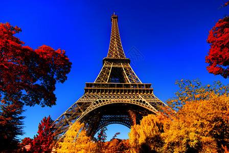 埃菲尔铁塔秋天公园有丰富多彩的树木巴黎图片