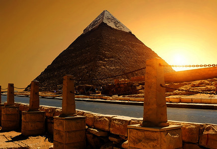 阳光照耀时在公路附近的Khafre金字塔图片