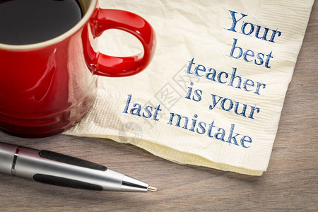 你最好的老师是后错误手写在餐巾纸上加一杯咖啡图片