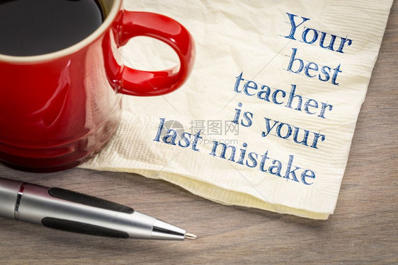你最好的老师是后错误手写在餐巾纸上加一杯咖啡图片