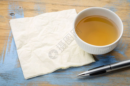 茶杯用餐巾笔漆成的木桌纸巾和钢笔图片