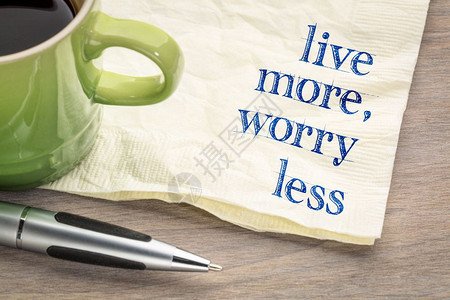 活得更多少担心文字鼓舞人心的笔迹在餐巾纸上加一杯咖啡图片