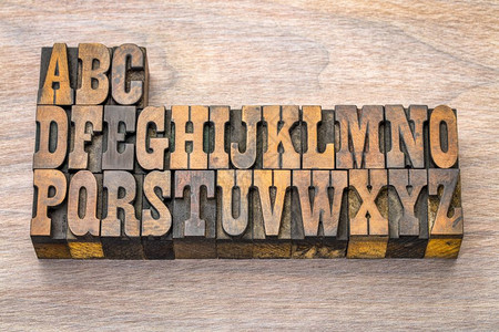 英文字母摘要用旧式纸质印刷木材机块取代谷状木材法式克拉伦登字体在西部电影和纪念品中很受欢迎图片