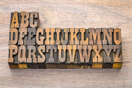 英文字母摘要用旧式纸质印刷木材机块取代谷状木材法式克拉伦登字体在西部电影和纪念品中很受欢迎图片