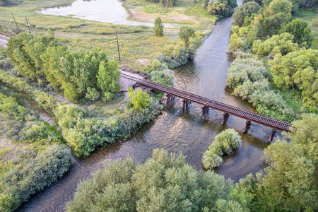 一条河流科罗拉多州林斯堡CachelaPoudre河上铁路的空中航向图片