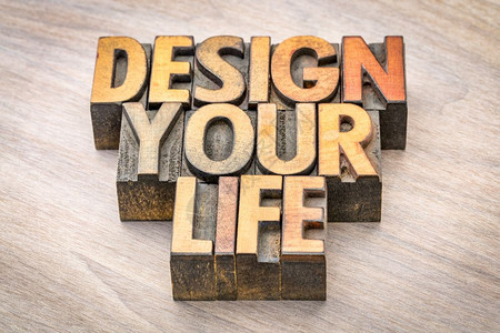 设计你的生活自我发展概念旧印刷纸质木材型块中的文字抽象图片