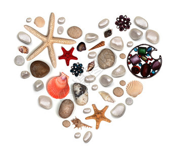 岩石和贝壳的心形状图片