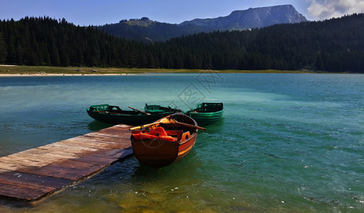 木船和湖图片