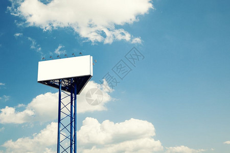 蓝云天空上的广告牌图片