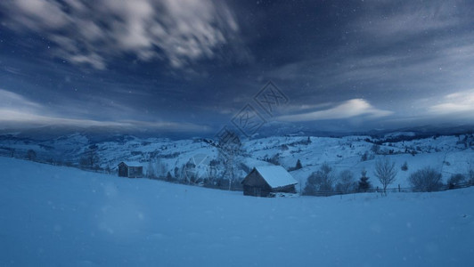 美丽的明星夜冬山地图片