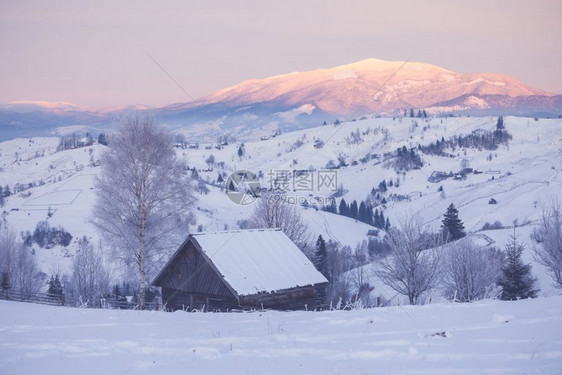 雪山有木屋图片