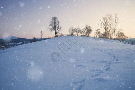 冬季山区雪农村地貌图片
