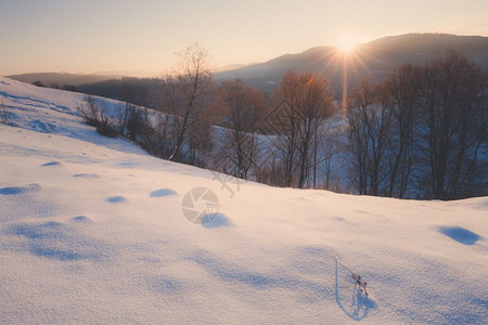 冬季山区雪农村日出风景图片