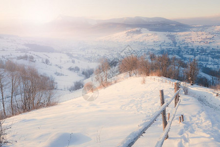 冬季山区雪农村日出风景图片