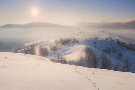 冬季山区雪农村日出风景图片