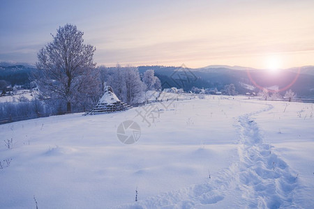 冬季山区雪农村日出风景图片