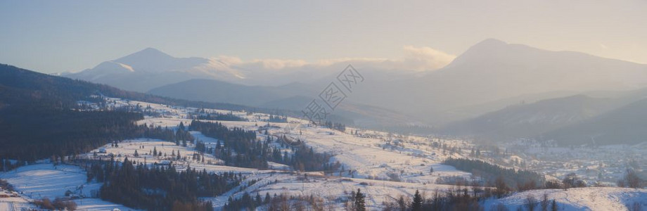 冬季山丘雪农村日出全景图片