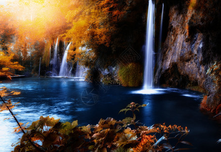 美丽的秋天森林瀑布克罗地亚普利维茨公园图片