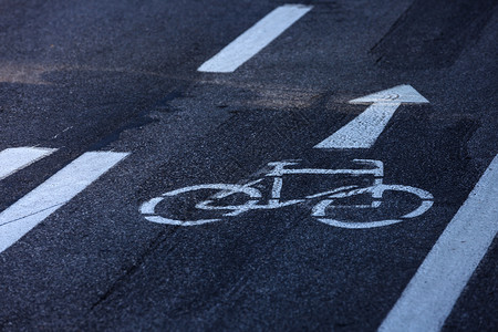 沥青路上的自行车号图片