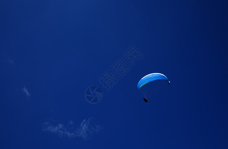 蓝色天空的滑翔伞图片