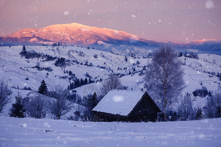 雪山有木屋图片