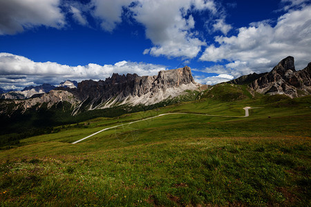 阿尔卑斯山夏季风景图片