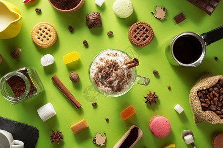 绿纸背景的冰淇淋咖啡图片