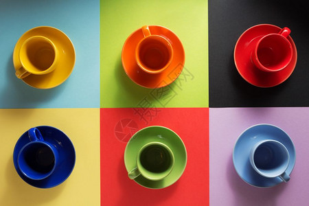 抽象多彩背景的杯盘和茶图片