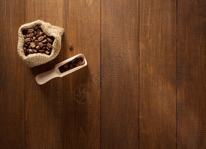 木制背景的袋装咖啡豆图片