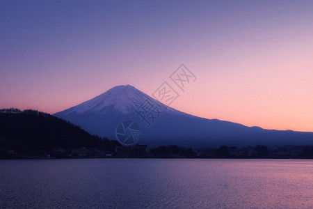 日落时富士山与川口湖图片